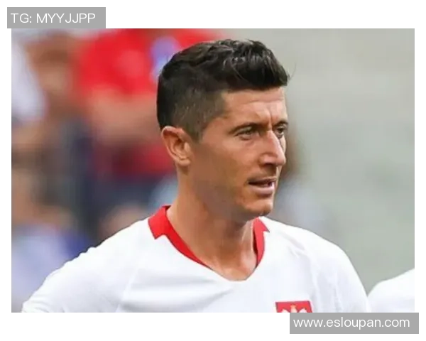 球迷看台巧妙递烟引热议 足球球星赛场瞬间成意外焦点